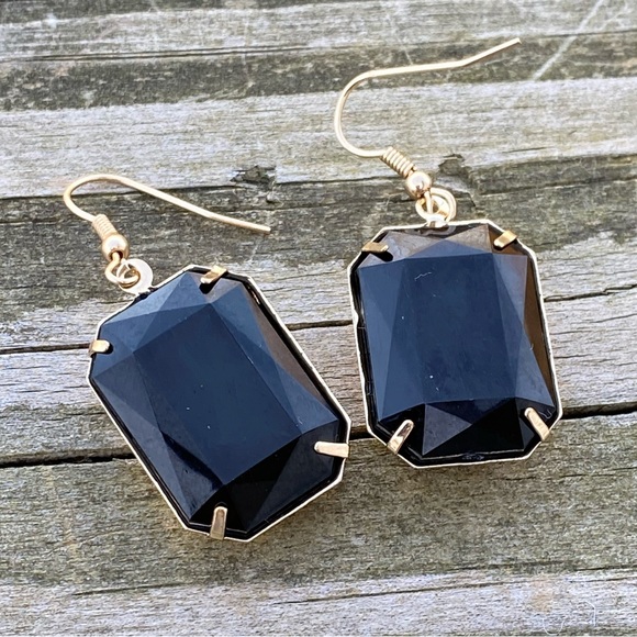 Black faux stone drop earrings gold tone lightweight new - Picture 5 of 5